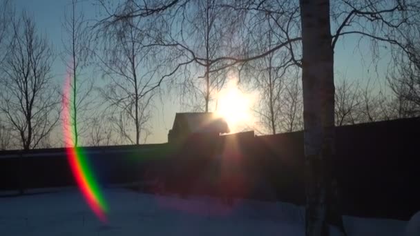 Dorfhaus und die Sonne — Stockvideo
