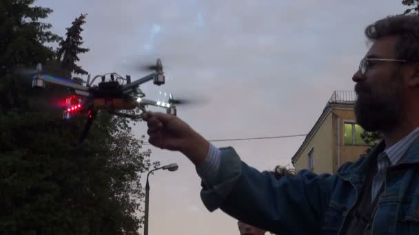 Oyuncak helikopter uzaktan kumanda üzerindeki — Stok video