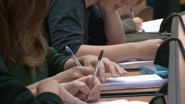 Estudantes em uma palestra na sala de aula — Vídeo de Stock