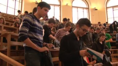 Öğrenciler sınıfta ders