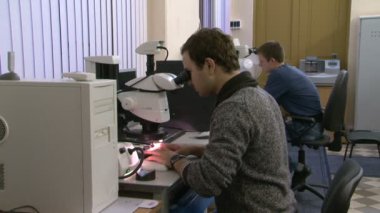 bir bilim adamı, mikroskop