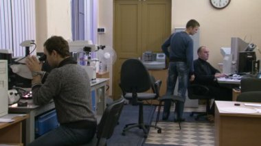 bir bilim adamı, mikroskop