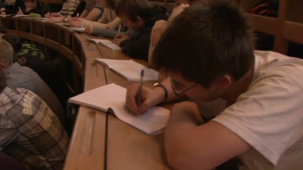 Estudiantes en una conferencia en el aula — Vídeo de stock