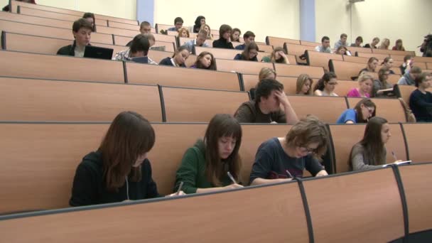Studenten bij een lezing in de klas — Stockvideo