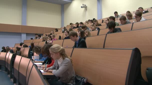 Studenten bij een lezing in de klas — Stockvideo