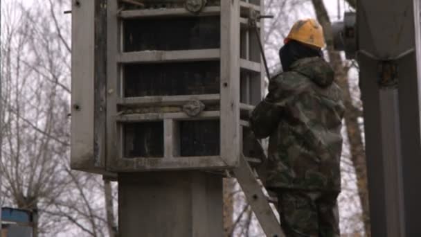 The electrician on a pole — Stock Video