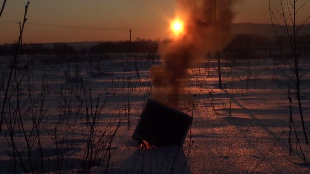 Branden in de sneeuw-monitor — Stockvideo