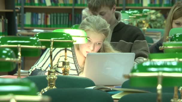 Studenten in de bibliotheek — Stockvideo