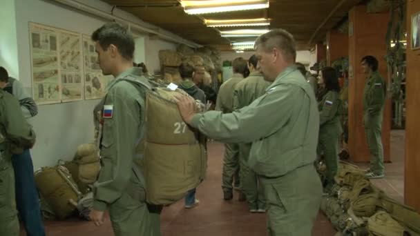 Formation des parachutistes au saut — Video