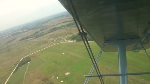 Paracaidistas en el aire — Vídeo de stock