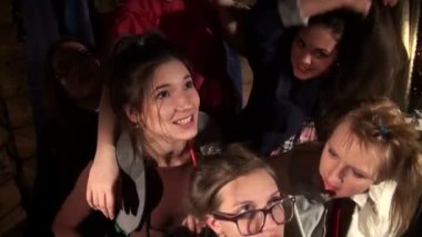 Ellerini yukarı çekerek kızlar