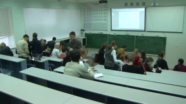 Öğrenciler sınıfta ders