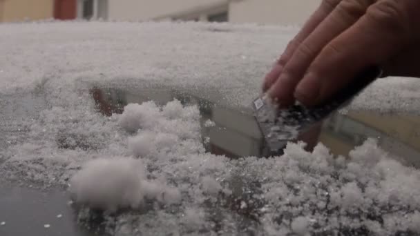 Het ijs uit de auto verwijderen — Stockvideo