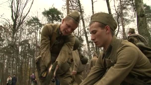 De partizanen in het bos kamp — Stockvideo