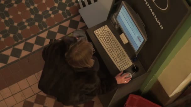 Una mujer de la computadora de referencia — Vídeo de stock