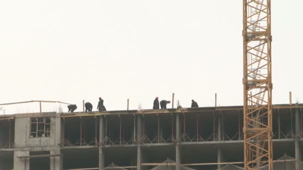 Workers at a construction site — Stock Video