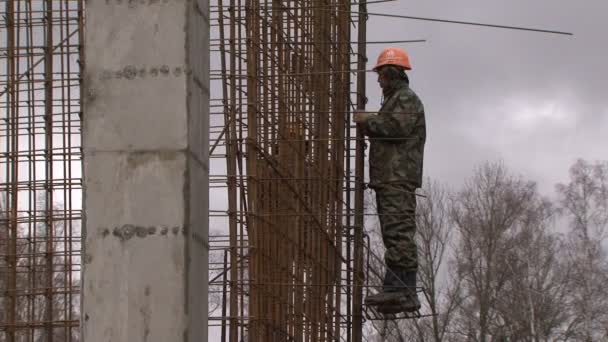 Trabajadores en una obra de construcción — Vídeos de Stock