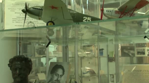 Model aircraft in the museum — Stock Video