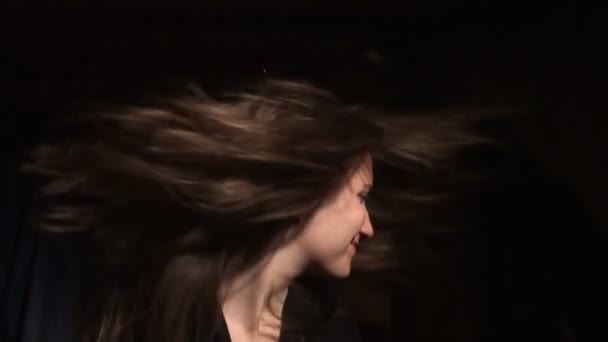 Hermosa chica sacude su pelo — Vídeo de stock