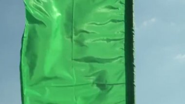 Rüzgardaki bayraklar