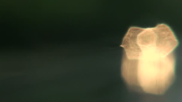 L'eau coule sur le verre 