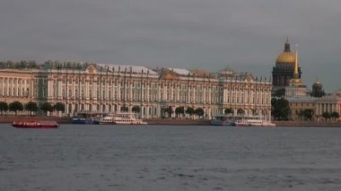 gemi nehirde yüzüyor.