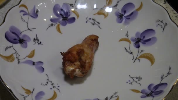Кусочки жареной курицы на тарелке — стоковое видео