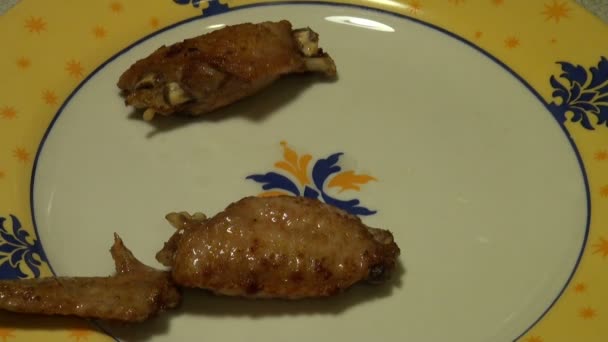 Trozos de gallina frita en un plato — Vídeos de Stock