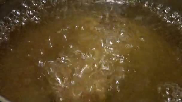 Kyckling tillagad i kokande olja — Stockvideo
