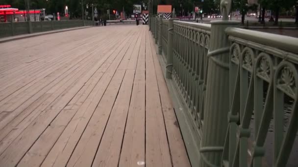 Движение по деревянному мосту — стоковое видео