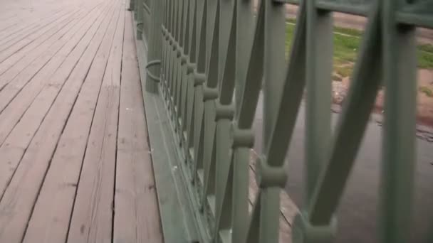 Движение по деревянному мосту — стоковое видео