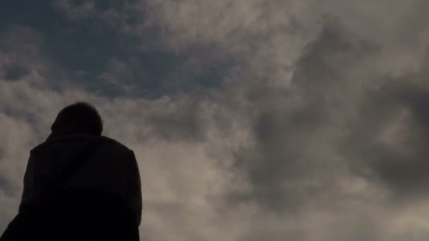 Mužské siluetu proti obloze — Stock video