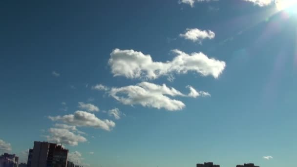 Vliegende wolken — Stockvideo