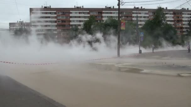 El accidente, derrama el agua caliente en la ciudad — Vídeos de Stock