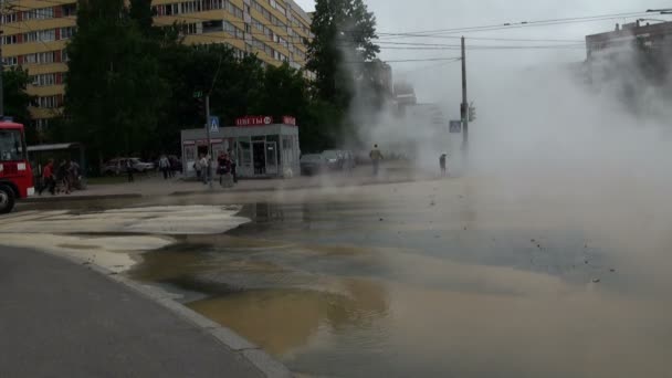 Der Unfall, verschüttet das heiße Wasser in der Stadt — Stockvideo