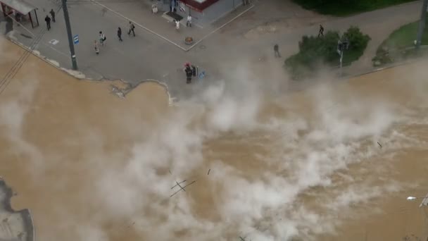 El accidente, derrama el agua caliente en la ciudad — Vídeos de Stock