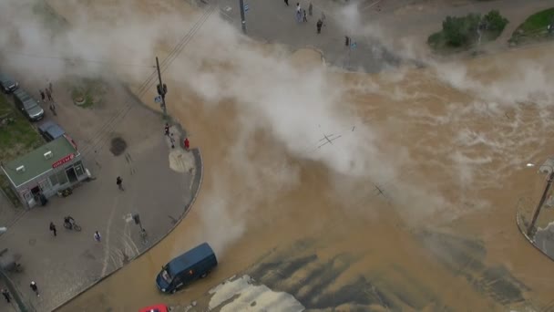 L'accident, renverser l'eau chaude dans la ville — Video