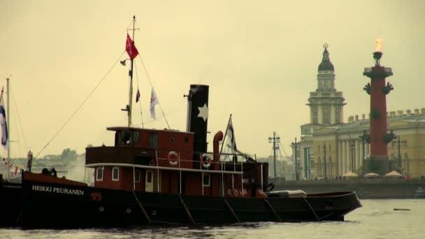 Een oude stoomboot — Stockvideo