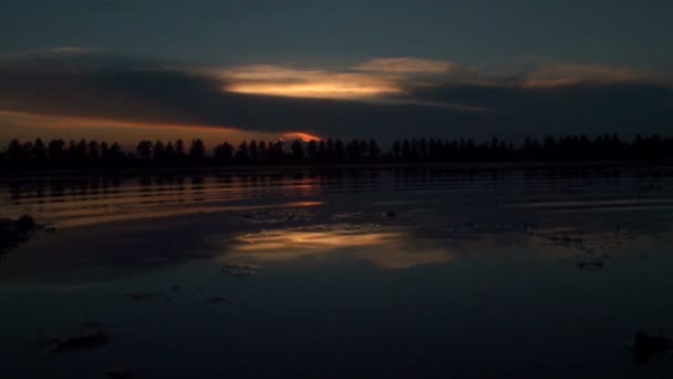 Pôr do sol sobre o lago — Vídeo de Stock