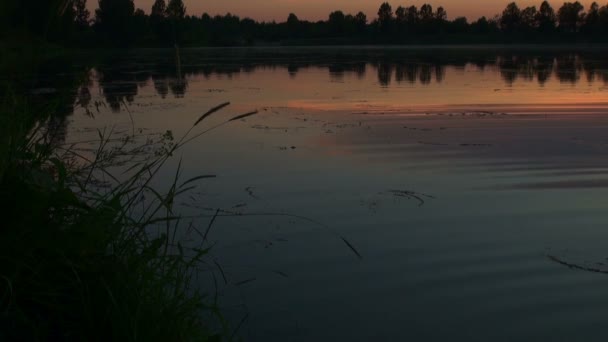 Ηλιοβασίλεμα πάνω από τη λίμνη — Αρχείο Βίντεο