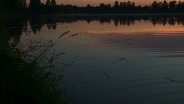 Puesta de sol sobre el lago — Vídeo de stock