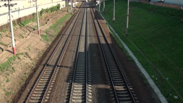 El tren en el ferrocarril — Vídeo de stock