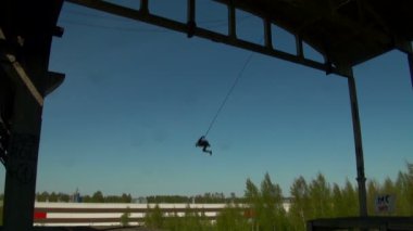 yükseklikten atlama, bir kordon ile atlar