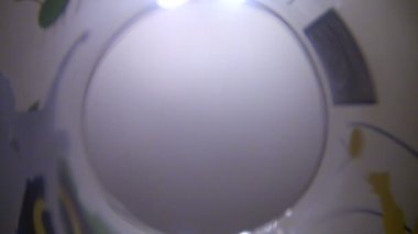 viski bir cam dökülür