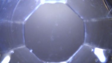 viski bir cam dökülür