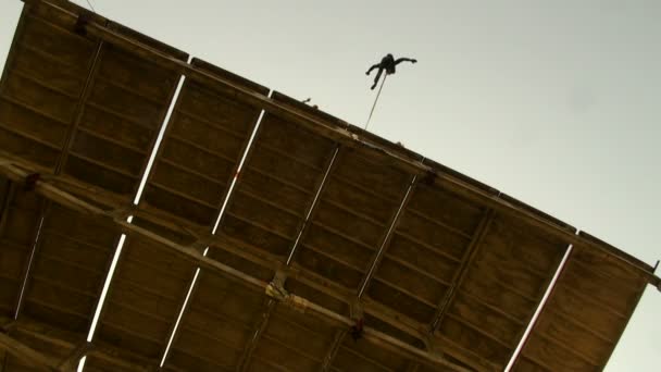 Saltando desde una altura, salta con un cordón — Vídeos de Stock