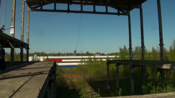 Hoppa från en höjd, hoppar med en sladd — Stockvideo