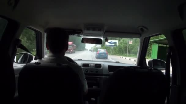 Ström av bilar på en stad motorväg — Stockvideo