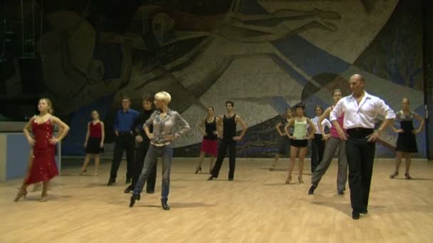 Lærer i balsal dans, generalprøve . – Stock-video