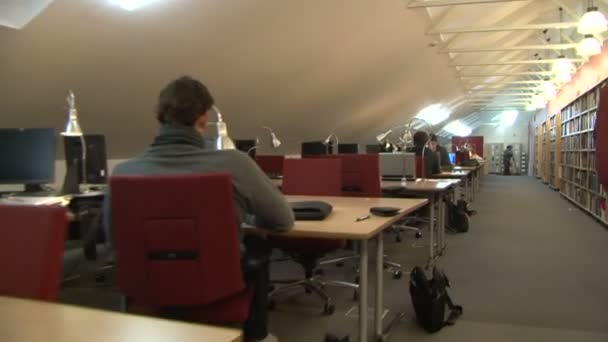 Estudiantes en la biblioteca para computadoras . — Vídeos de Stock